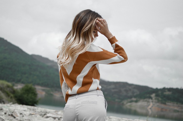 žena